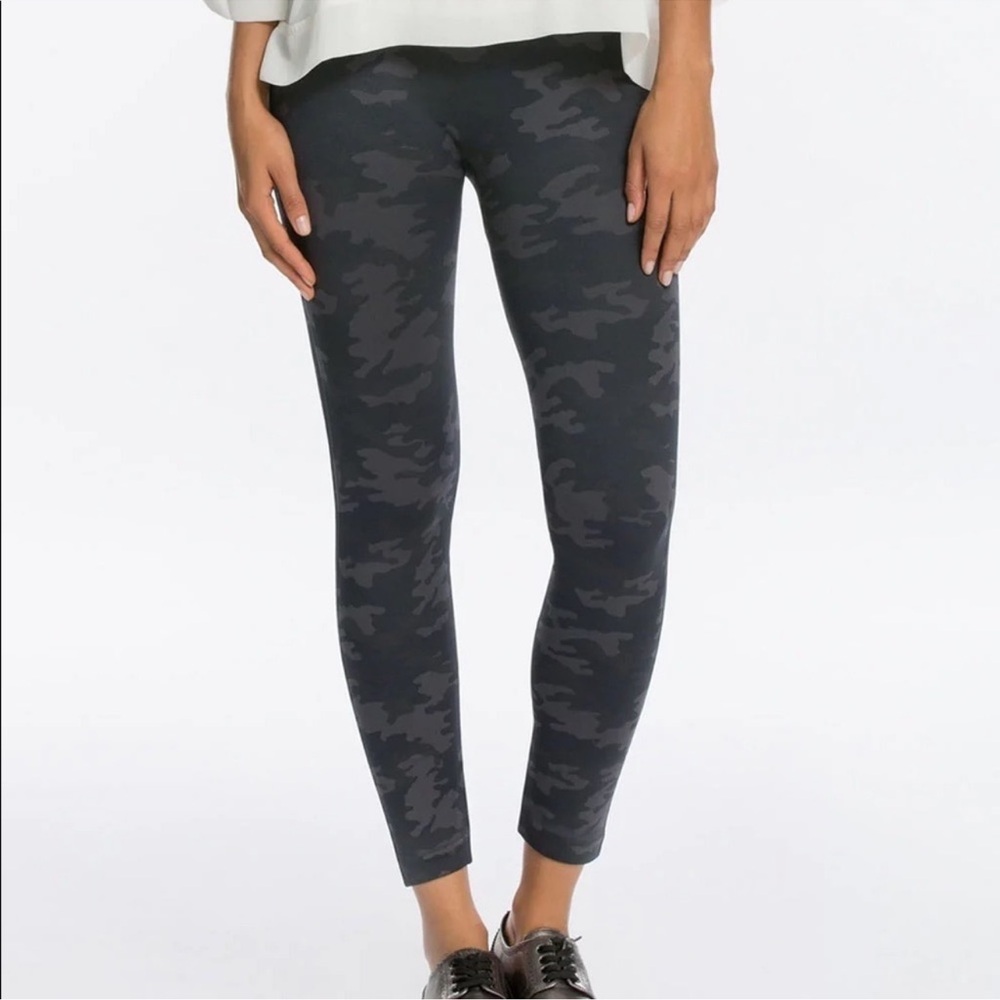 Spanx Look at Me Now Seamless Cropped Camo Leggings Medium